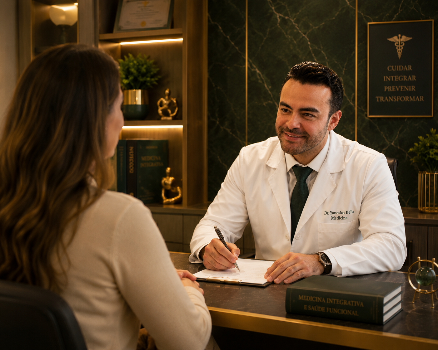 Dr. Yanesko Bella em consulta com pacientes em consultório com mármore verde e detalhes dourados